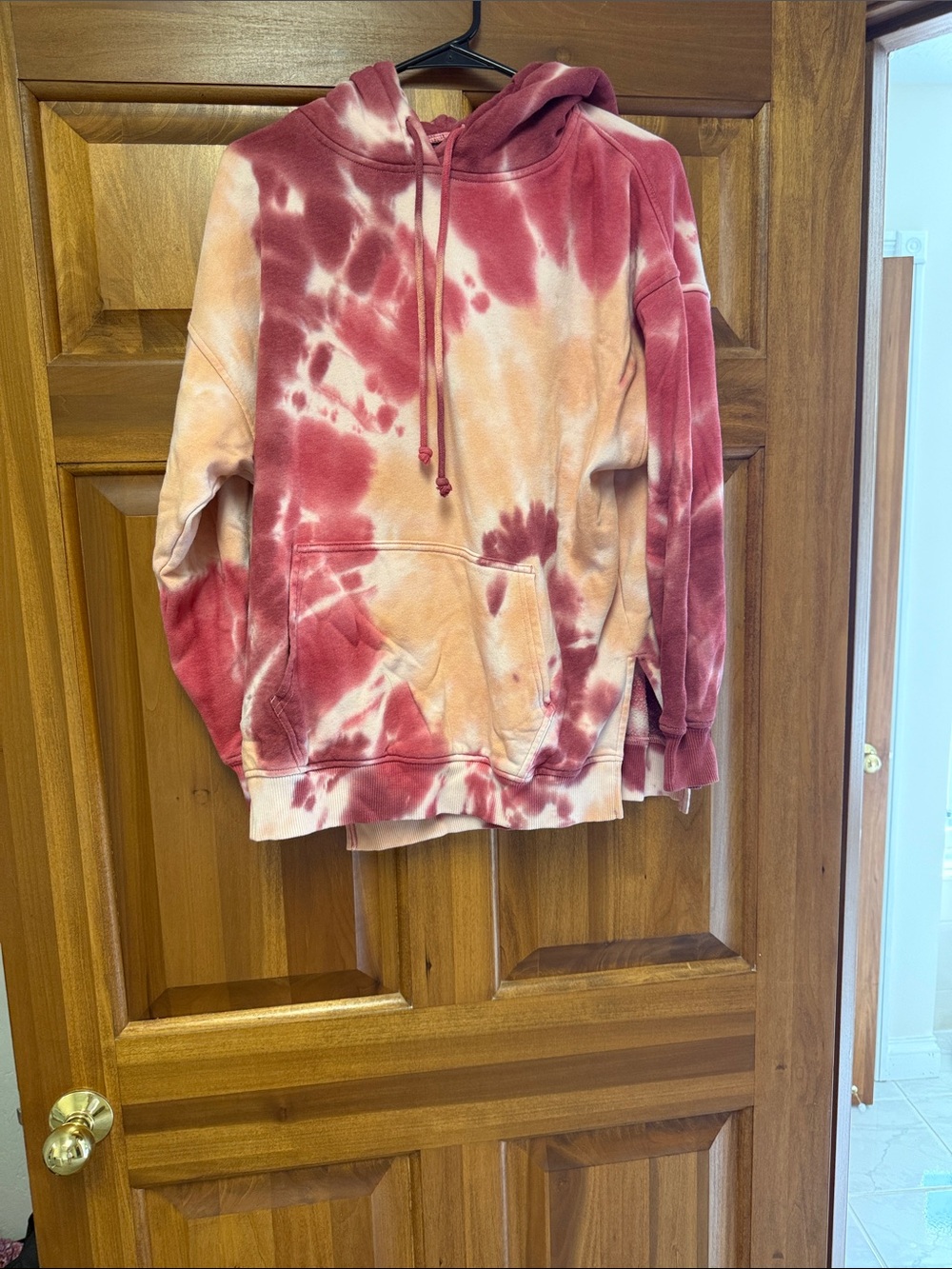 American Eagle Outfitters Red and Peach Tie-Dye Hoodie